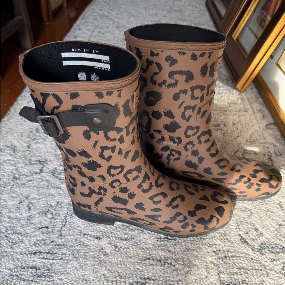 Hunter Refined Rain Boots in Beach Tan/Black Leopard Print size 8